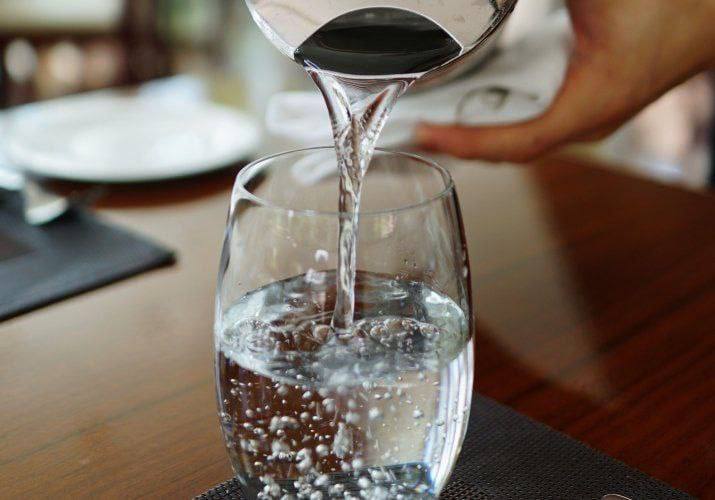 Es mejor beber agua entre las comidas y no durante ellas